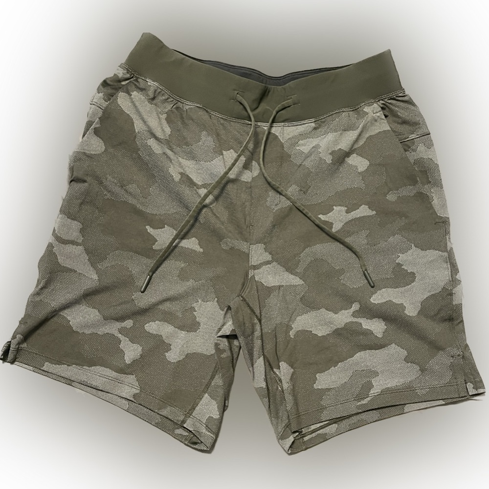 Lululemon Men’s T.H.E. Linerless Short 7” - Small - Camo